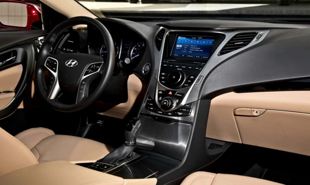 Luxurious Hyundai Azera Interior Wallpaper: Sleek Dashboard & Leather