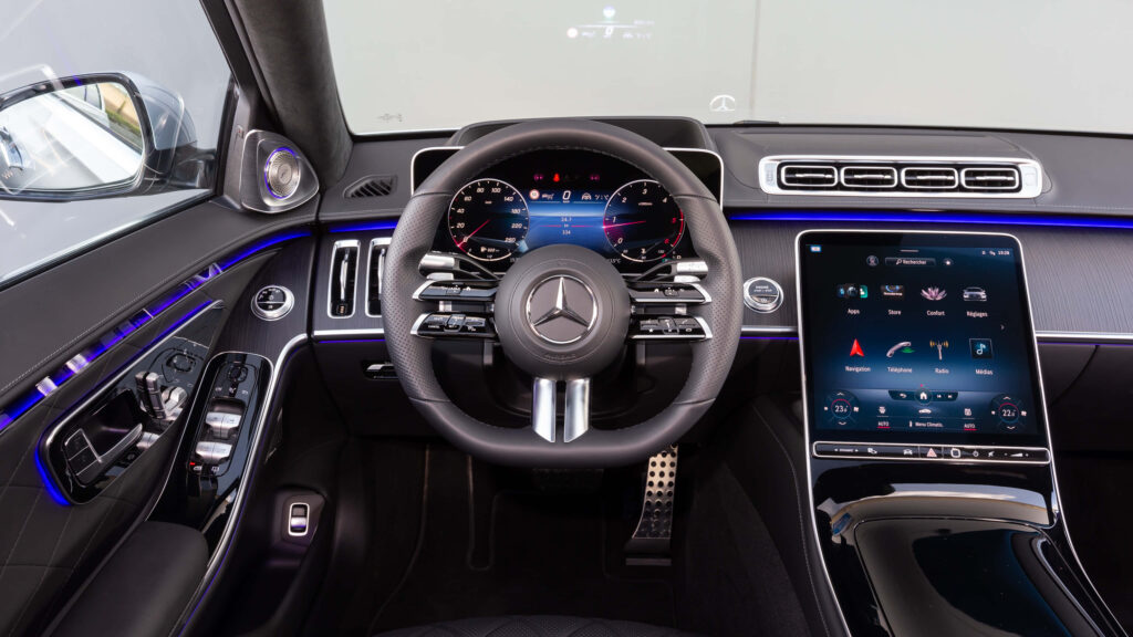 Luxurious Mercedes-Benz S350 D AMG Line Wallpaper: Interior Elegance