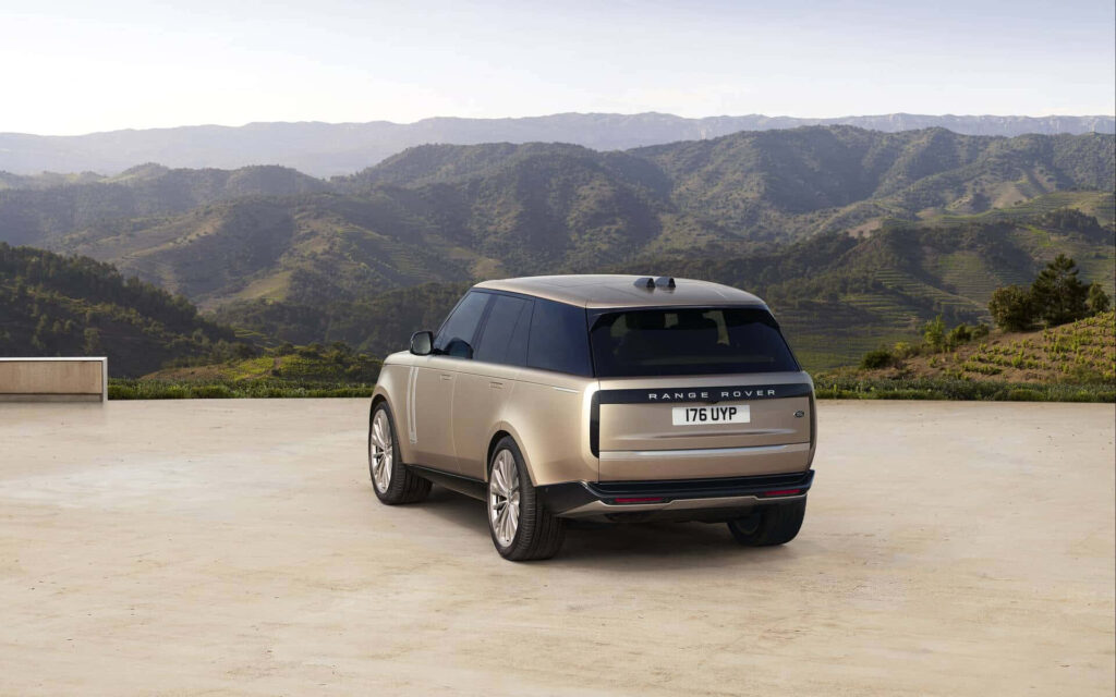 Luxurious Range Rover DV8 - DS5 Wallpaper: Power & Style in Nature