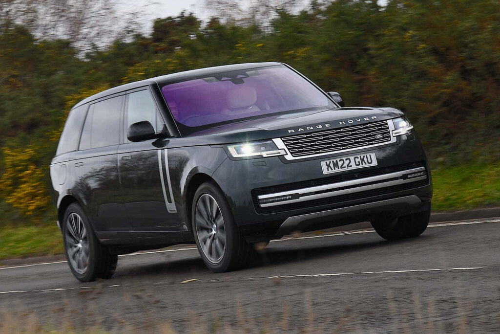 Luxurious Range Rover Vogue Wallpaper: Scenic Country Drive