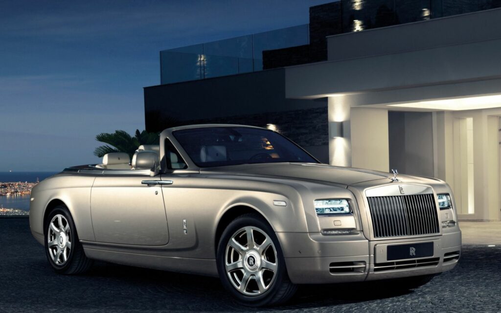 Luxurious Rolls-Royce Phantom Drophead - Elegant Side View Wallpaper