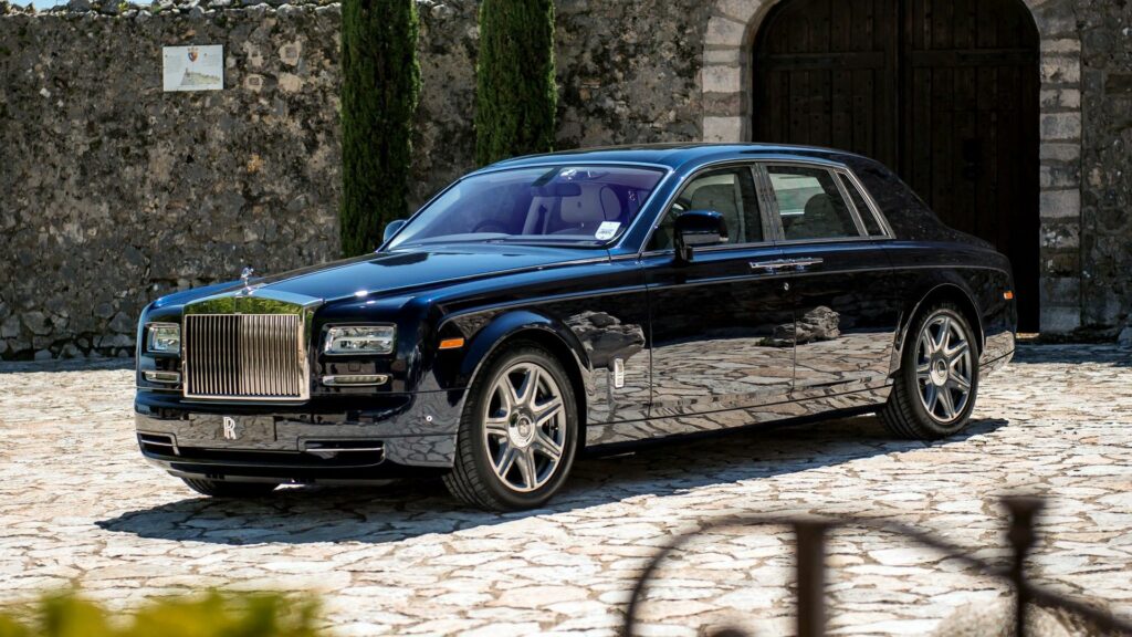 Elegant Rolls-Royce Phantom Series 2 Wallpaper - Timeless Luxury