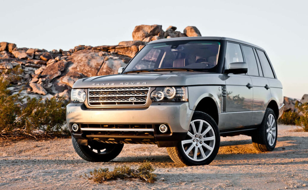 Elegant Silver Range Rover Wallpaper Against Scenic Desert Landscape