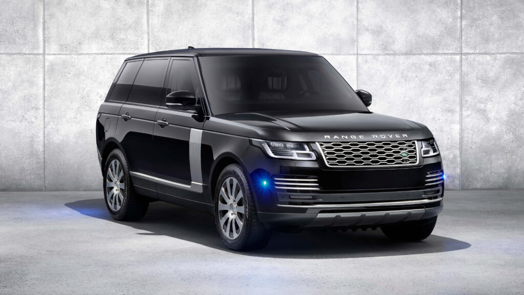 Luxurious Black Range Rover Vogue Wallpaper on Minimalist Concrete