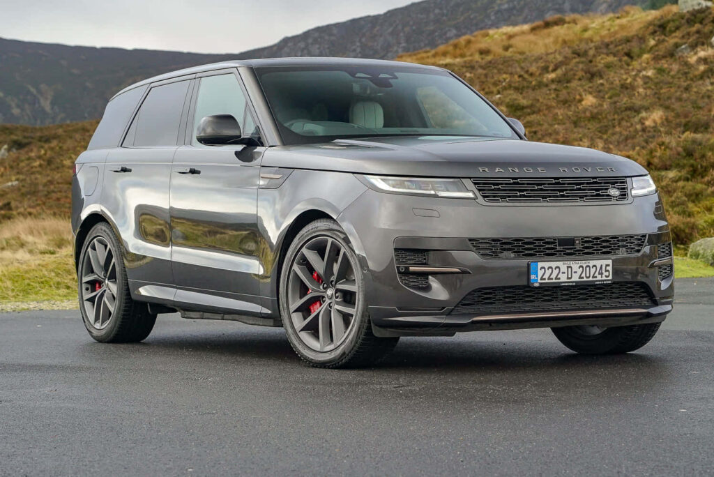 Elegant Land Rover Range Rover Vogue Wallpaper - Luxury & Power