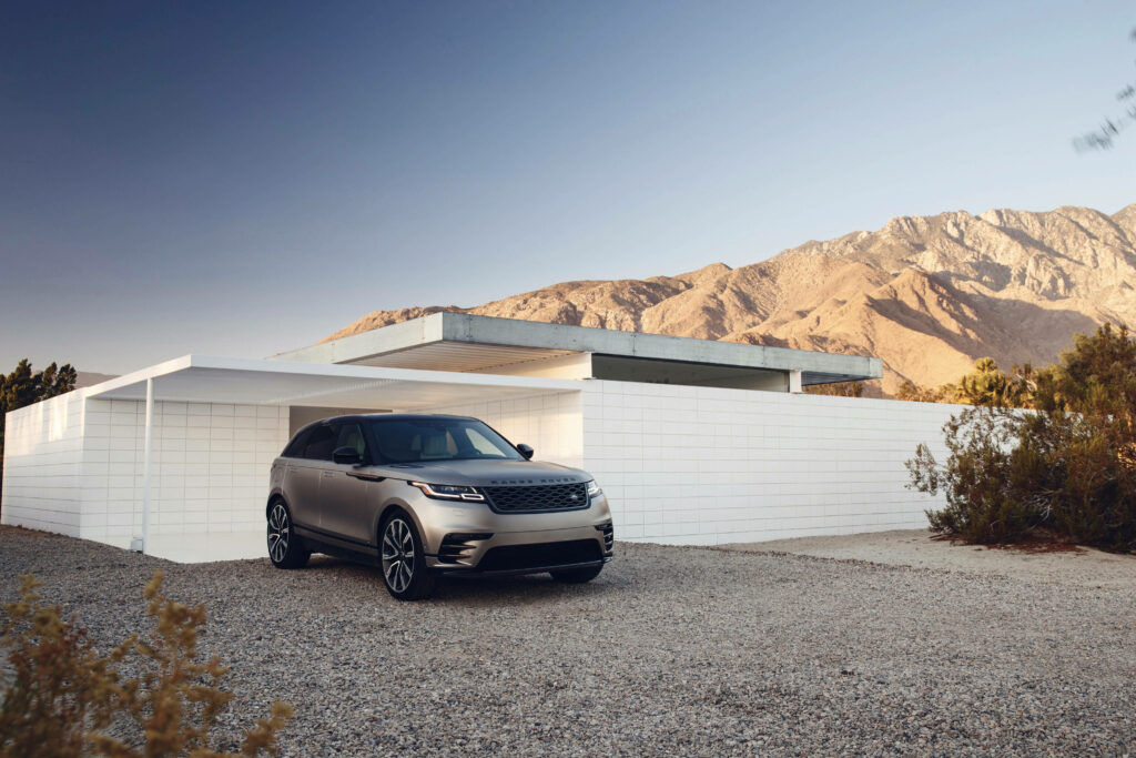 Sleek Range Rover & Modern White House: Luxury Wallpaper Background
