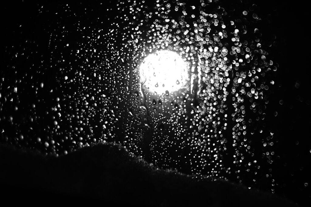 Artistic Black-and-White Raindrop Wallpaper: Dramatic Glass Effect