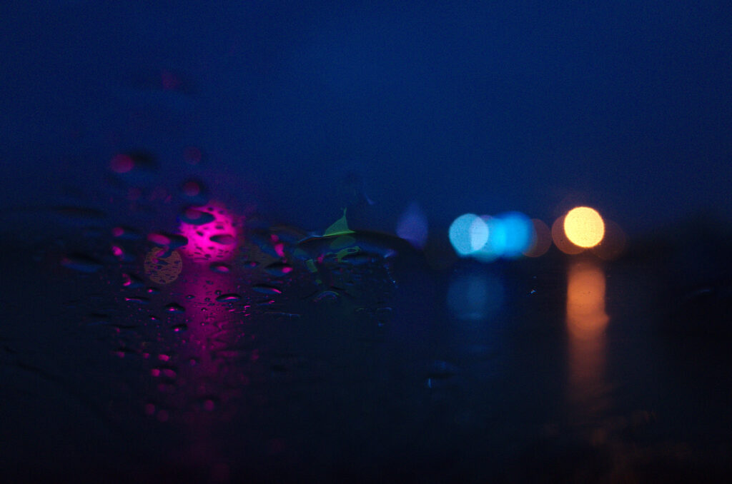 Dreamy Raindrop Wallpaper: Macro Wet Textures & Colorful Lights