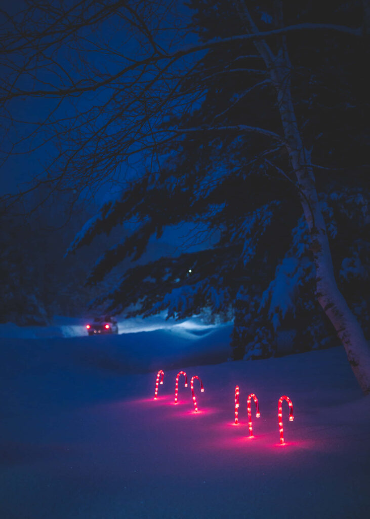 “Serene Christmas Night Wallpaper: Candy Canes & Snowy Starlit Sky”