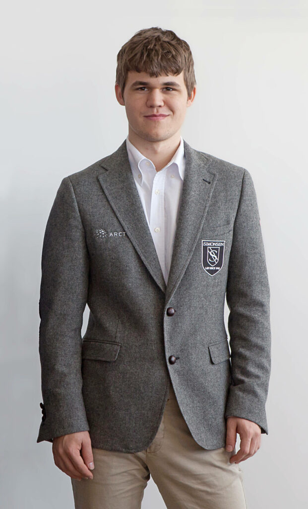 Stylish Cashmere Overcoat: Magnus Carlsen's Elegant Wallpaper Background
