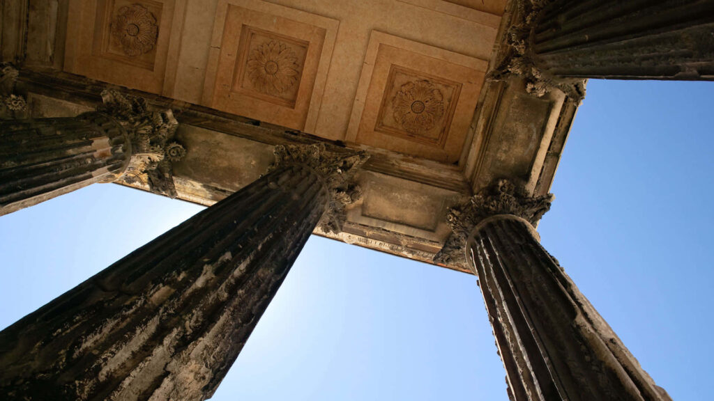 Maison Carrée Ceiling Design Wallpaper: Classic Beauty in France