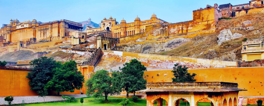 Amer Fort wallpaper showcasing majestic golden walls and grand architecture in Rajasthan hills