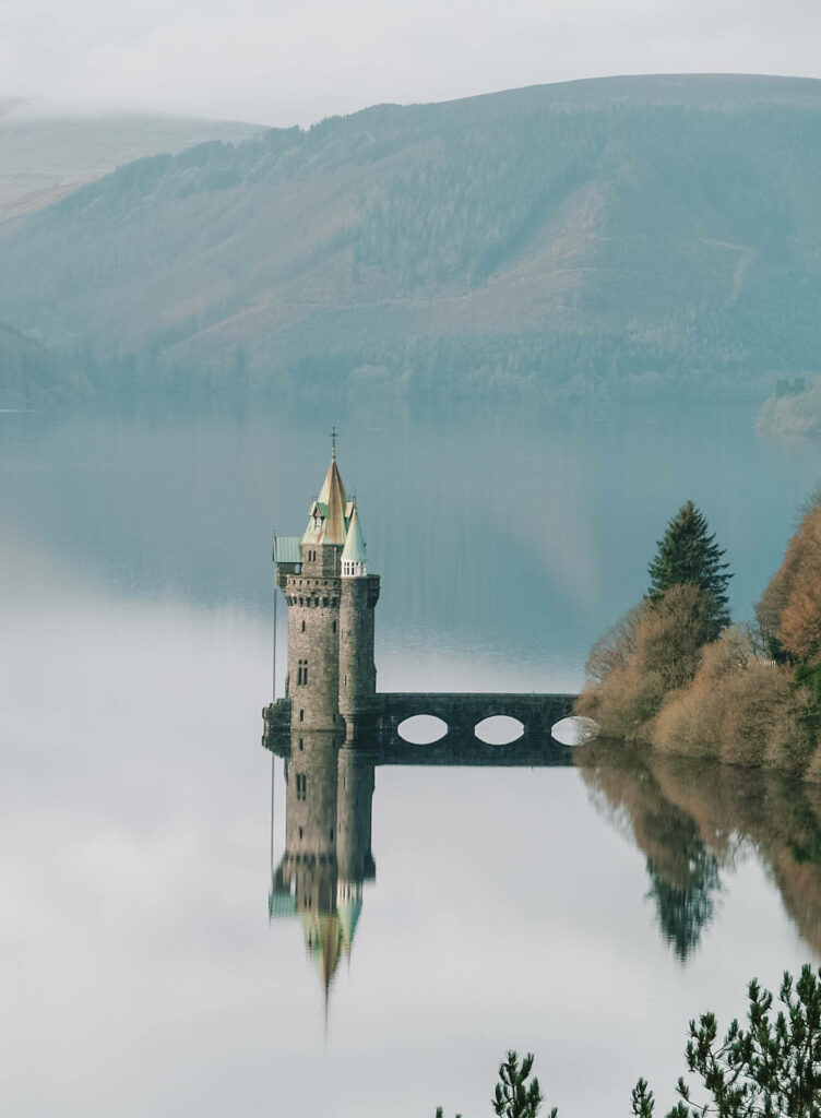 Serene Castle Reflection Wallpaper - Tranquil Lake & Lush Hills