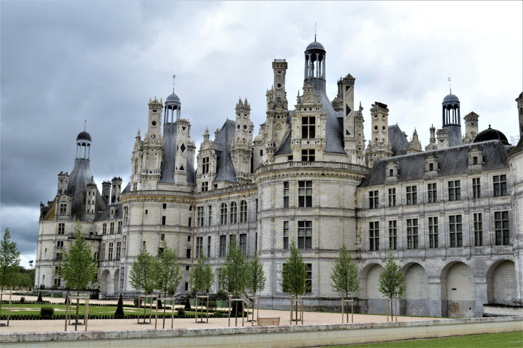 Château de Chambord wallpaper showcasing Renaissance architecture with rooftop towers and stonework