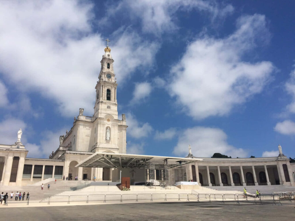Stunning Fatima Sanctuary Wallpaper: Iconic Architecture & Blue Sky