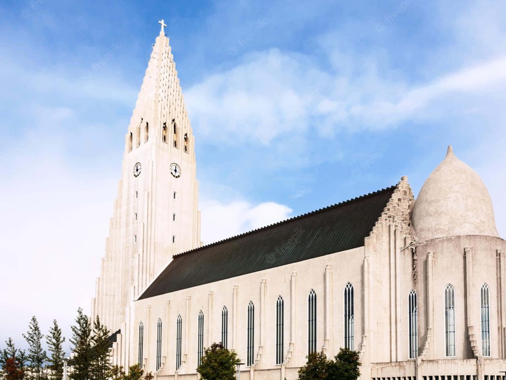Hallgrímskirkja church in Reykjavík Iceland tall concrete Expressionist architecture blue sky wallpaper