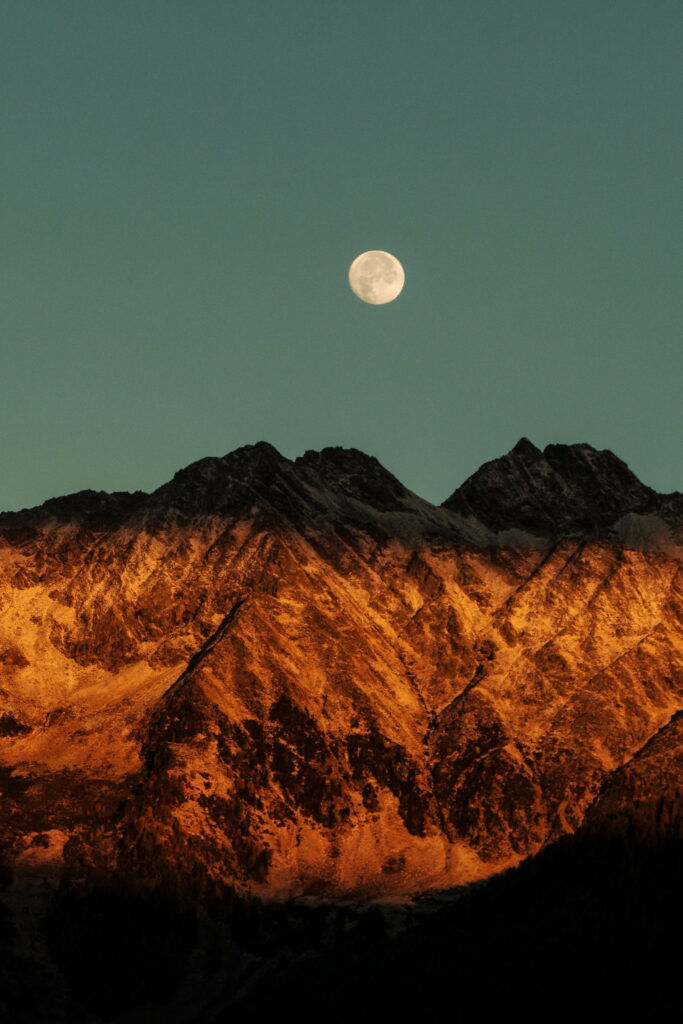 Lunar Majesty: HD Phone Wallpaper Showcasing the Breathtaking Beauty of Nature's Mountains and the Moon