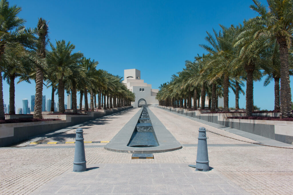 Majestic Islamic Promenade: Tranquil Fountain Adorning the Pathway Wallpaper