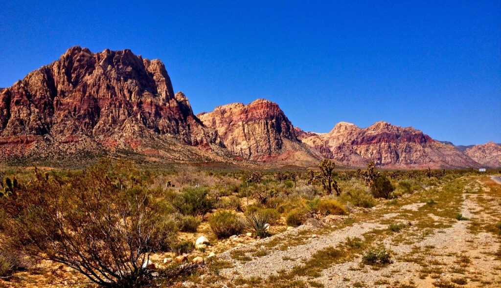 Majestic Red Rock Wallpaper: Serene Desert Landscape Background