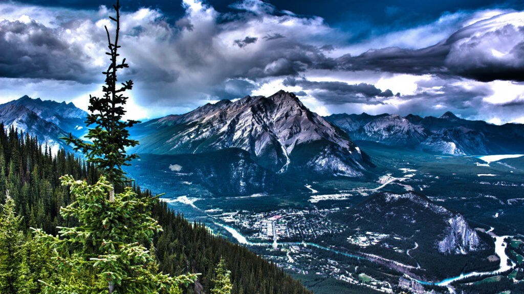 Majestic Peaks: Scenic 4K Mountain View for Monitors Wallpaper