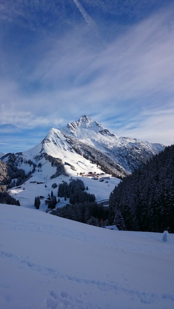 Frozen Majesty: HD Winter Wonderland - A Majestic Mountain Landscape for Your Phone's Wallpaper