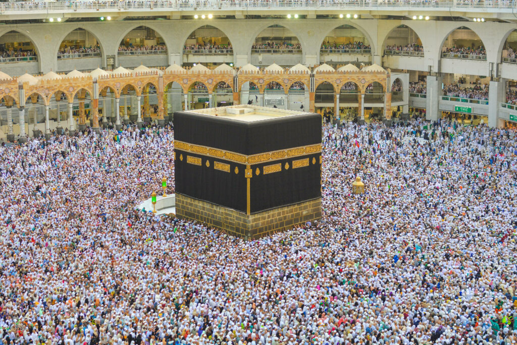 Makkah Madina: The Vibrant Assembly of Devout Muslims Engaged in the Pious Haaj Pilgrimage Wallpaper