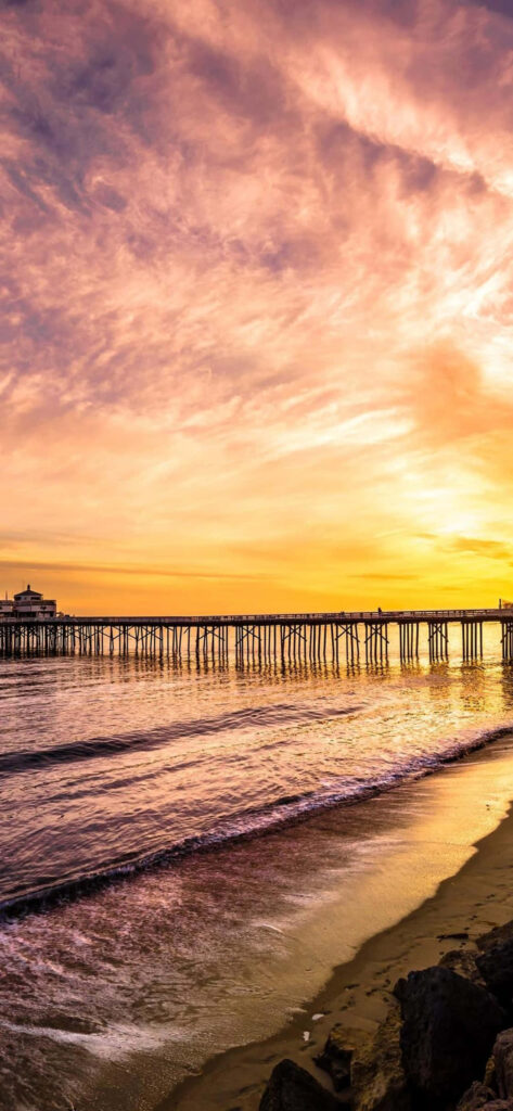 Experience the Coastal Bliss of Malibu with the Innovative s Malibu: Elevate your Phone's Aesthetic with a Captivating Beach Landscape Wallpaper