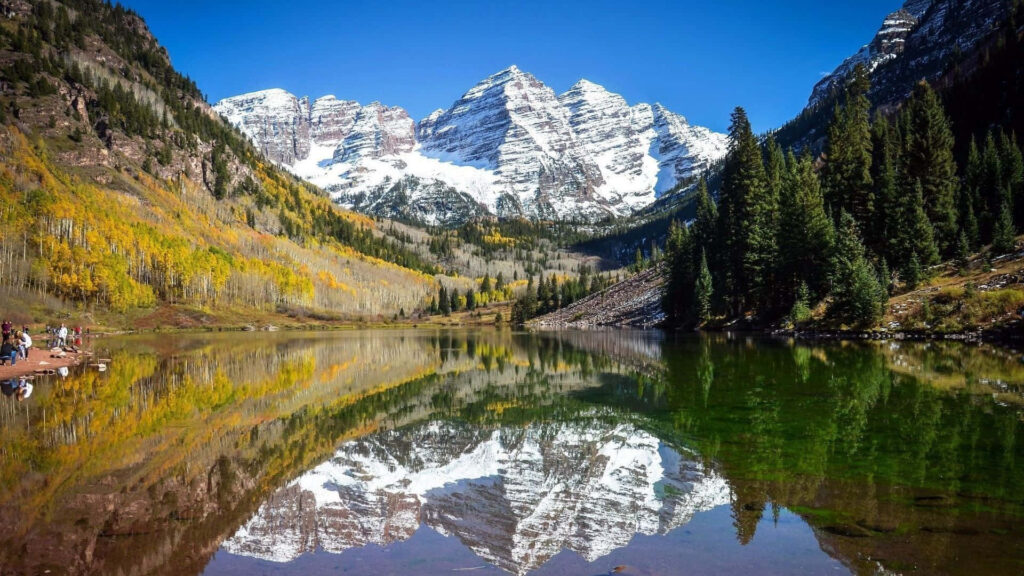 Maroon Bells Peak Colorado autumn lake reflection snow-capped mountains vibrant forest wallpaper