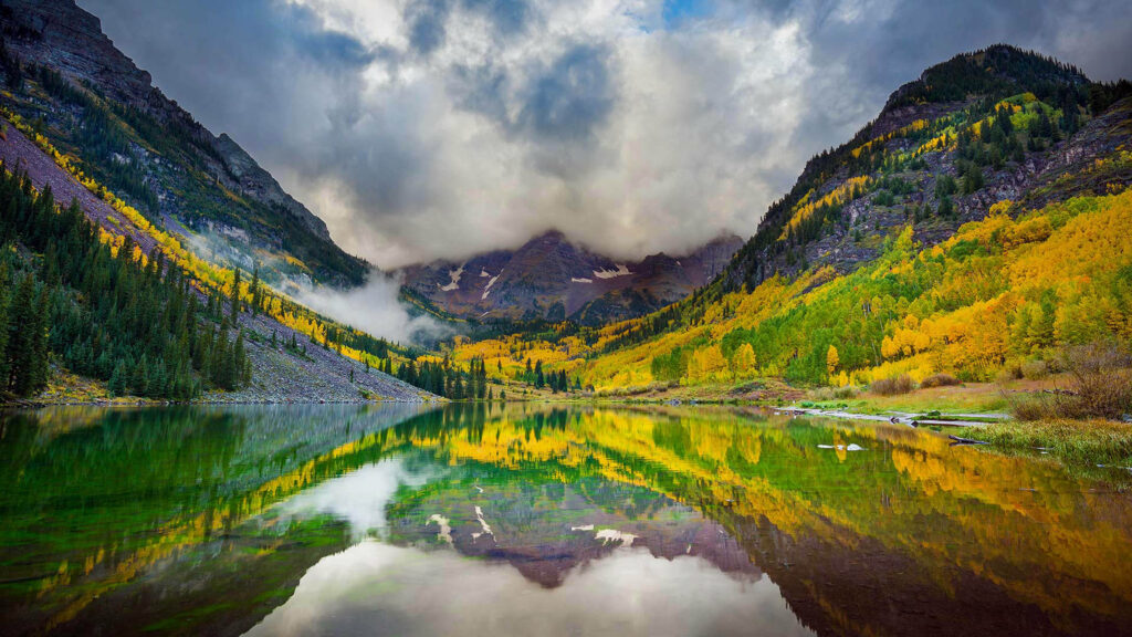 Maroon Lake Colorado autumn reflections vibrant trees majestic mountains cloudy sky wallpaper