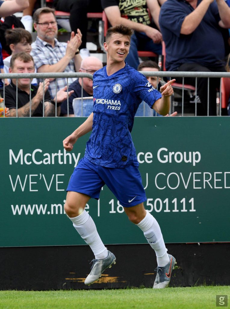 Chelsea FC midfielder Mason Mount celebrates goal in 2019 2020 blue kit wallpaper background