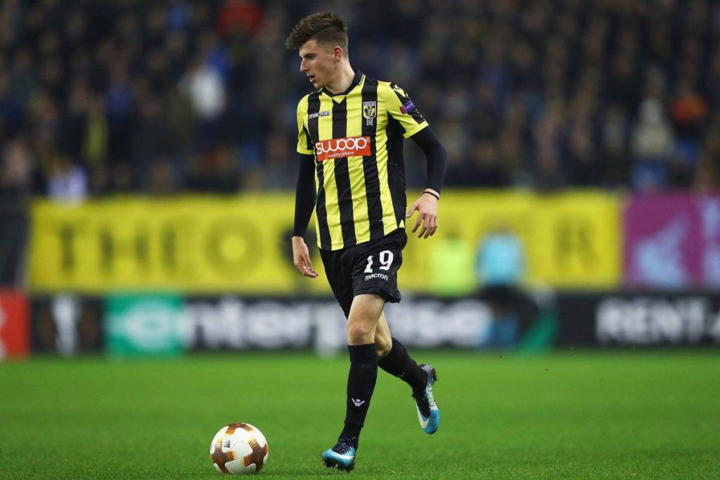 Mason Mount in Vitesse Arnhem black and yellow jersey focused during intense football match wallpaper