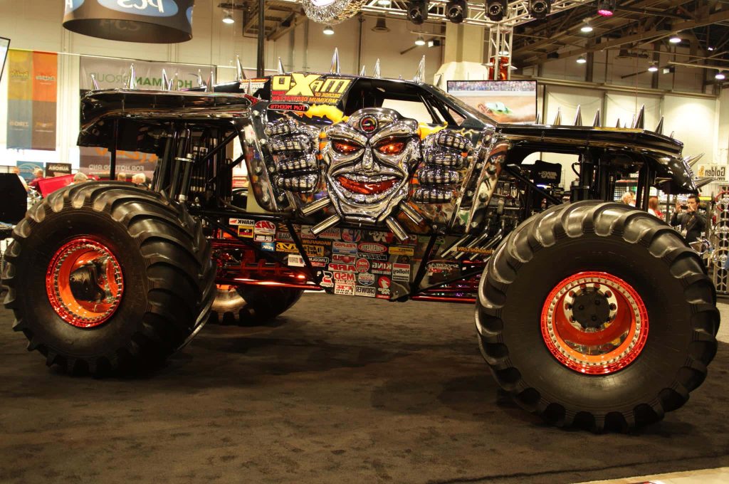 Max-D monster truck indoor display aggressive chrome skull grille spiked roof red rims wallpaper