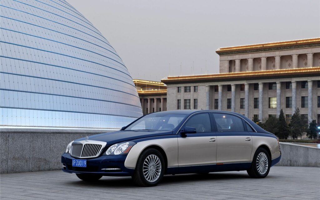 Elegant Maybach 62 S: Two-Tone Luxury in Urban Sophistication Wallpaper