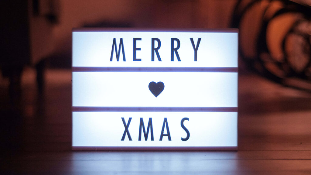 Cozy Indoor Lightbox: Merry Xmas with Heart Icon - Festive Vibes Wallpaper