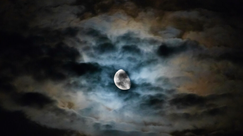 4K Moonlight Wallpaper: Ethereal Night Sky & Dramatic Clouds