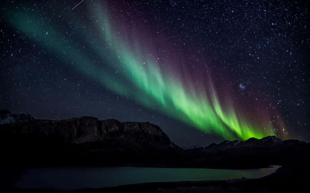Stunning Aurora Borealis Wallpaper: Vibrant Night Sky Over Mountains