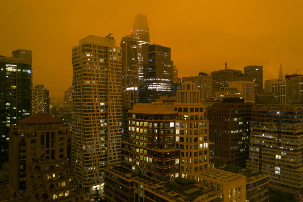 Mesmerizing Cityscape Dusk Wallpaper: Skyscrapers & Modern Architecture