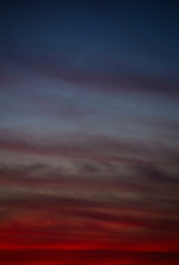 Stunning Evening Sky Gradient HD Wallpaper: Blues to Oranges & Reds