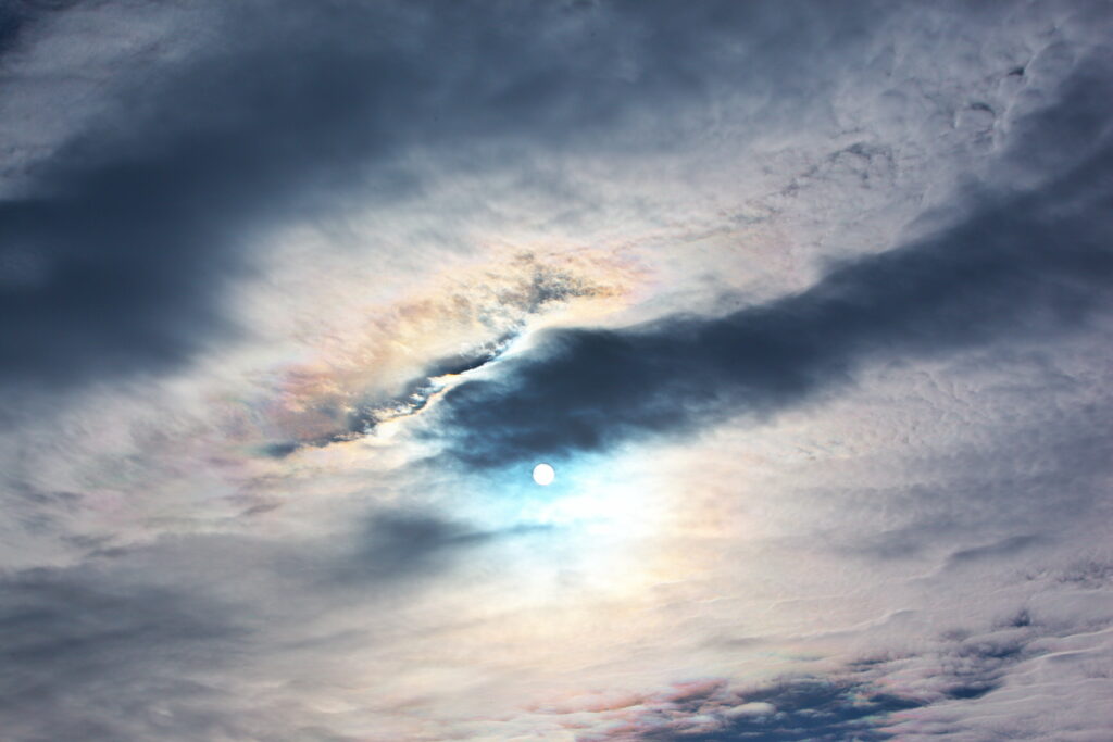Mesmerizing Evening Sky HD Wallpaper: Moonlit Cloud Background