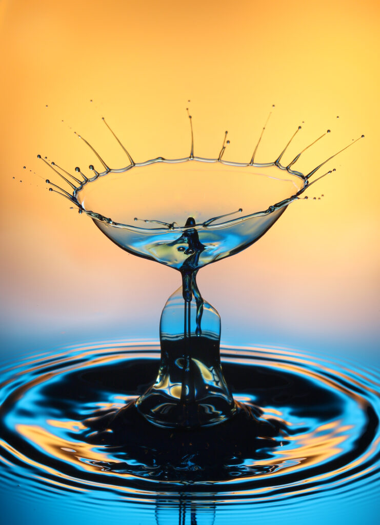 Vibrant Liquid Splash Wallpaper: Colorful Reflections & Gradient Background