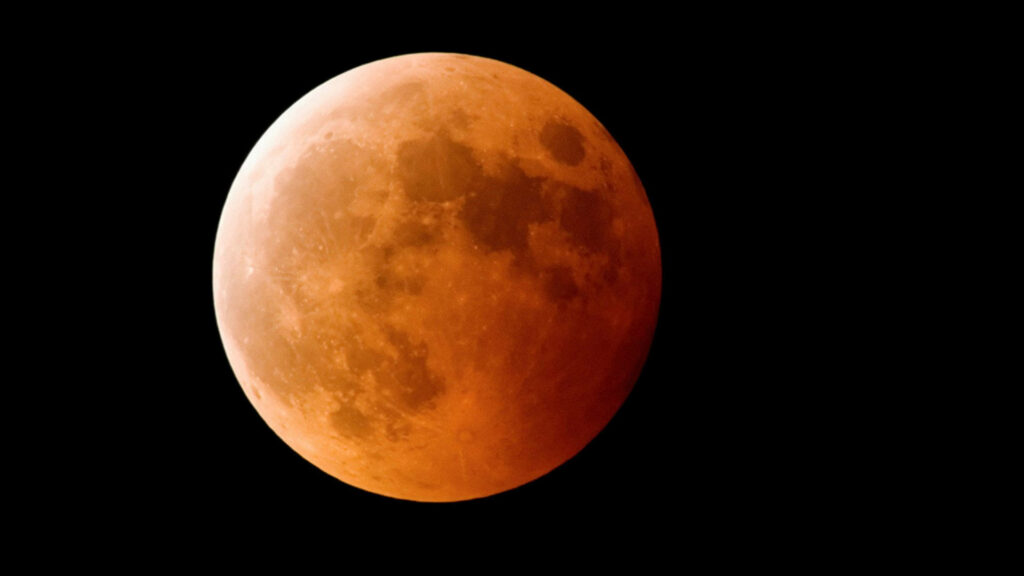 Mesmerizing Total Lunar Eclipse Wallpaper: Reddish-Orange Moon Background