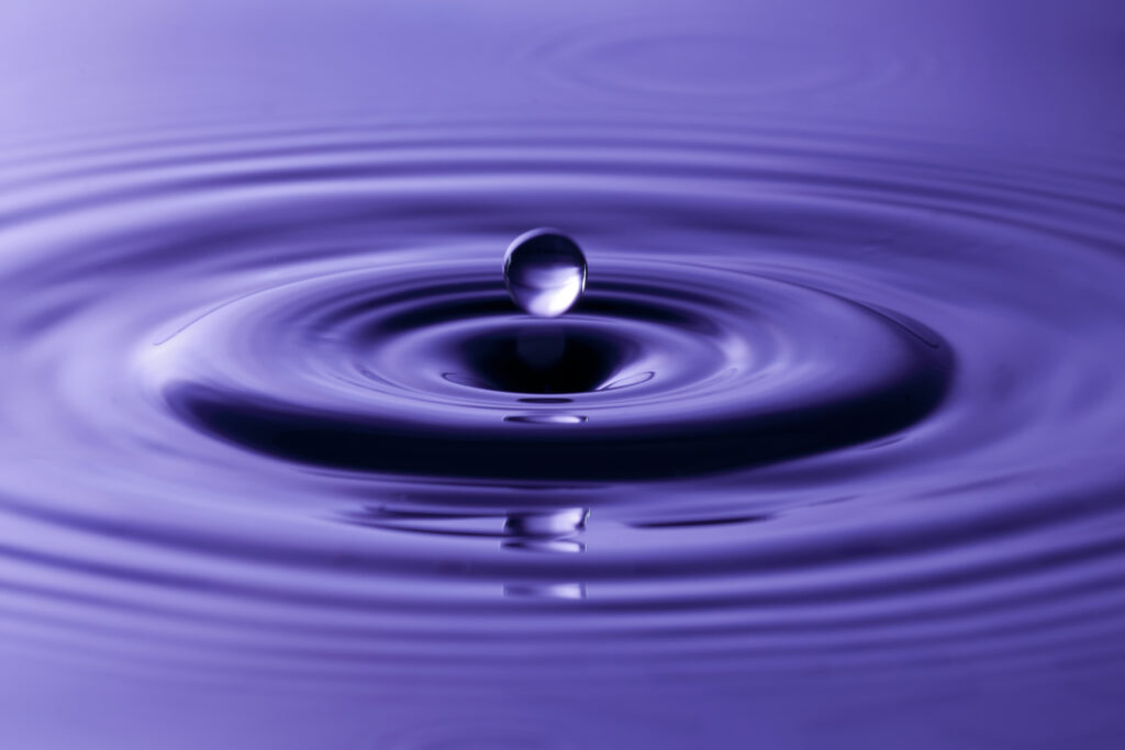Serene Blue Water Droplet Macro: Elegant Liquid Motion Wallpaper