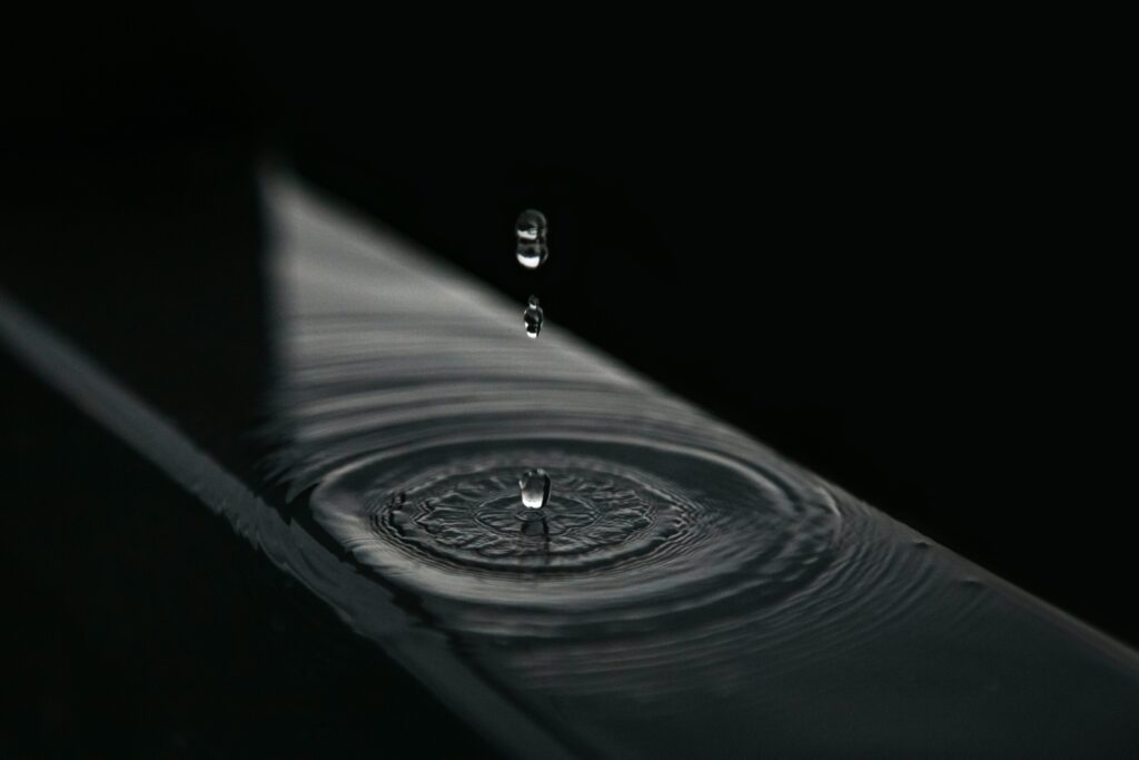 Tranquil Monochrome Wallpaper: Water Droplet & Gentle Ripples