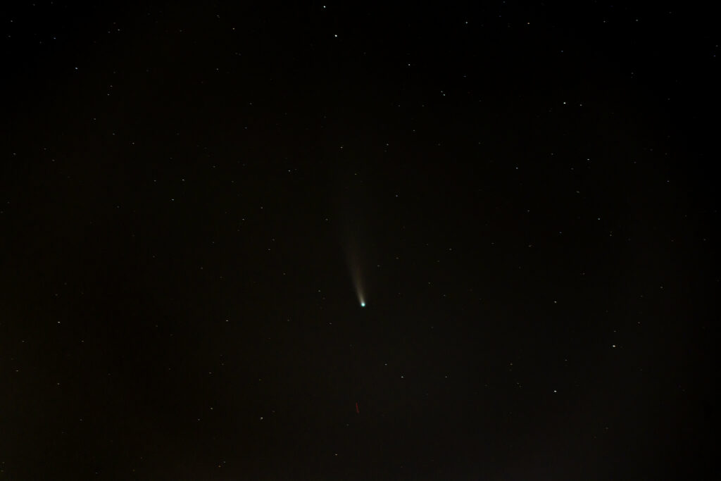 Serene Night Sky Wallpaper: Starry Expanses & Bold Comet