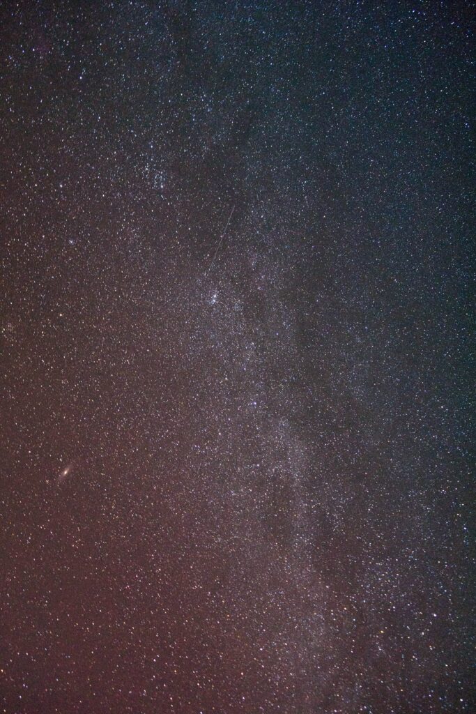 Mesmerizing Night Sky Wallpaper: Twinkling Stars & Cosmic Hues