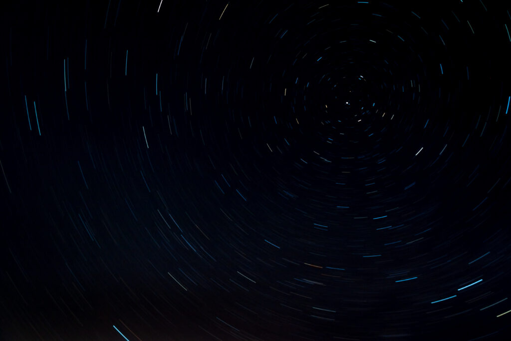 Mesmerizing Long-Exposure Night Sky Wallpaper with Star Trails