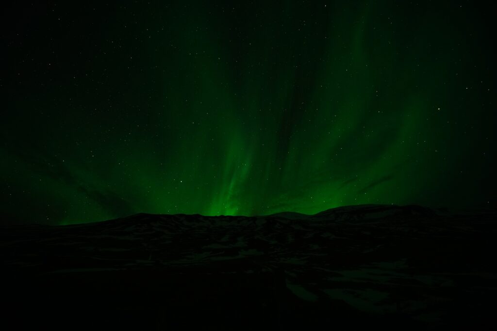 Tranquil Northern Lights Wallpaper: Vibrant Aurora Over Mountain Landscape