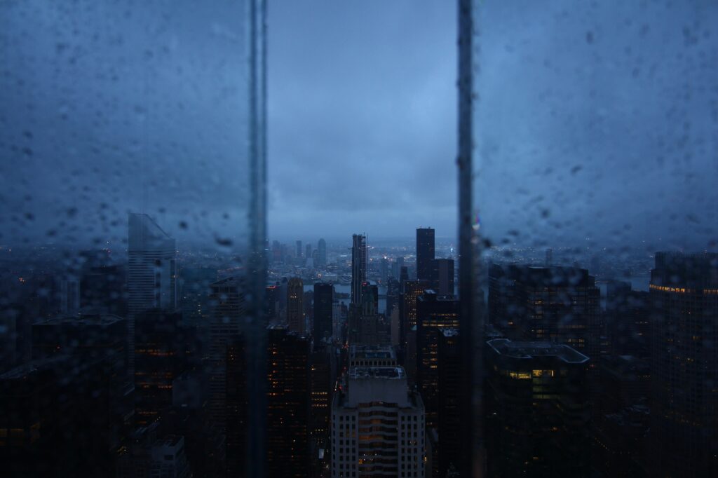 Rainy Night Cityscape Wallpaper: Serene High-Rise View