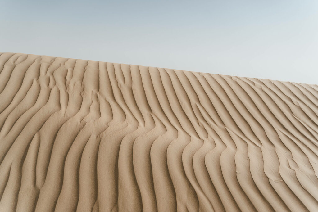 Sand in 4K: Ocean Waves etched on your Tablet Wallpaper