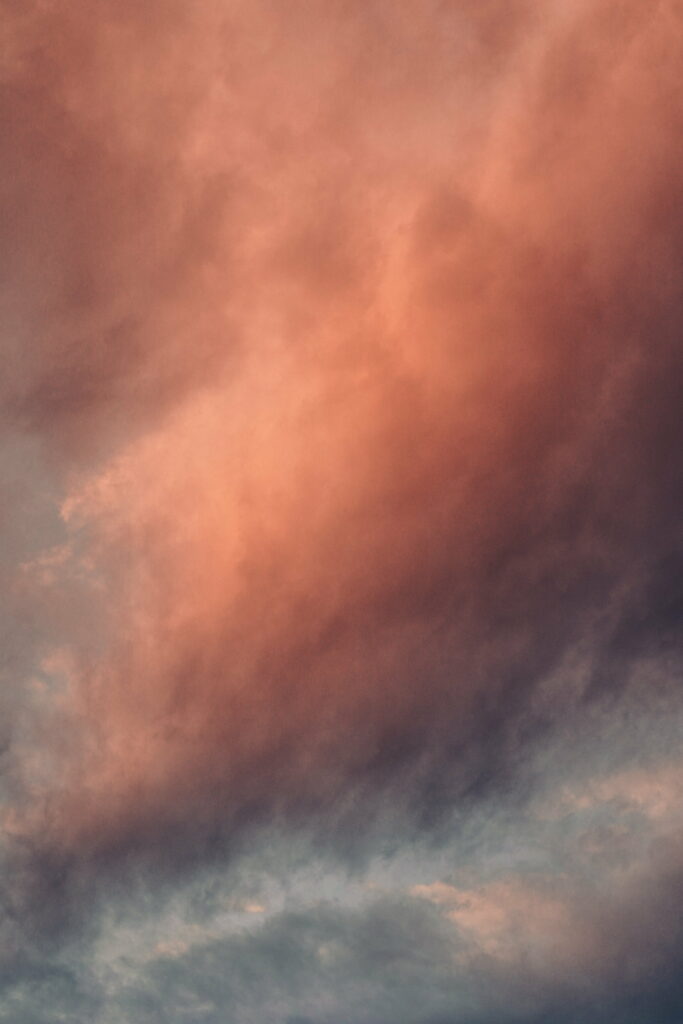 Tranquil HD Phone Wallpaper: Fluffy Clouds in Pink and Orange Sky